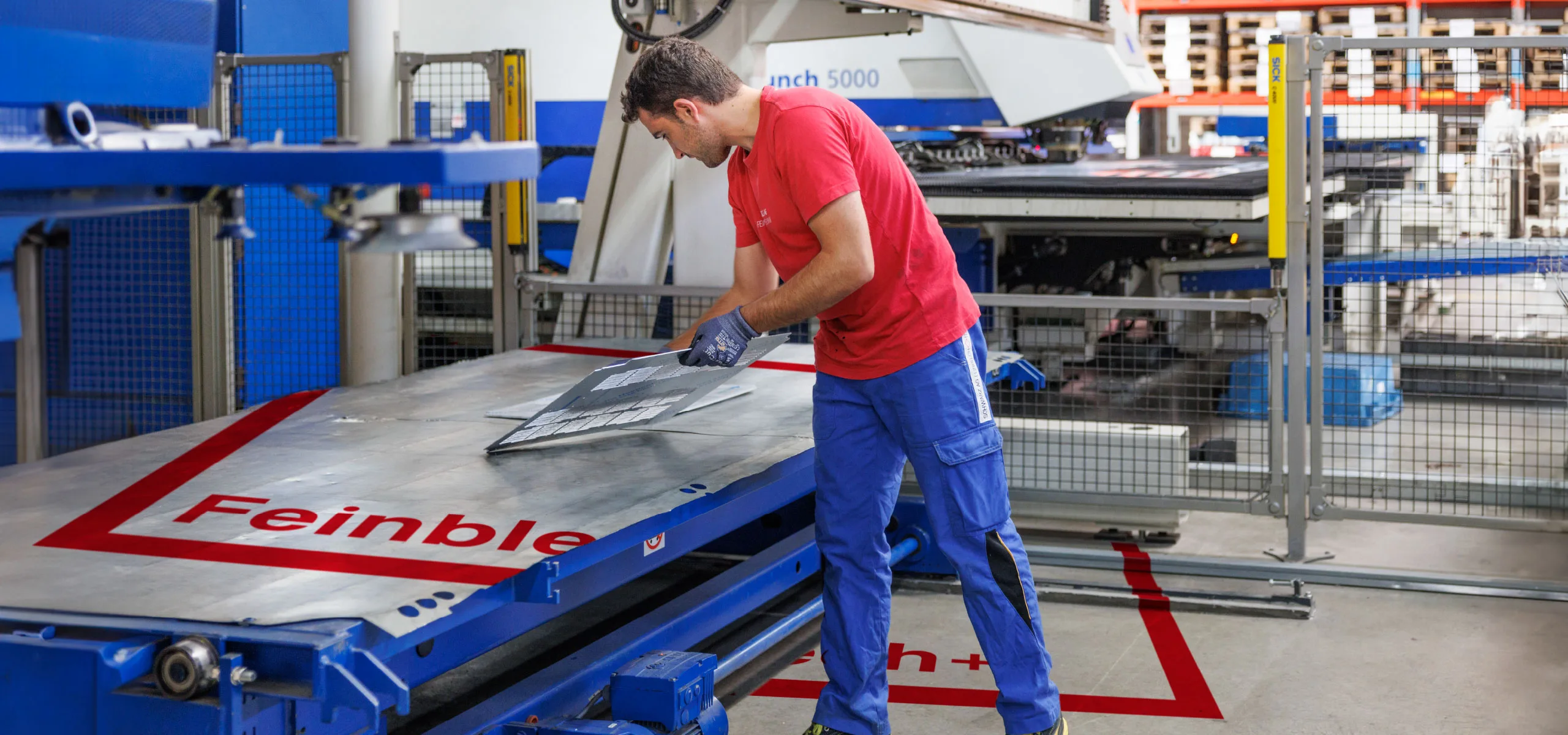 Mitarbeiter der Schwarz AG bei der Arbeit - Schwarz AG - Feinblechtechnik